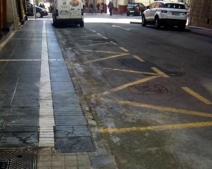 Manchas de combustible tras el derrame.