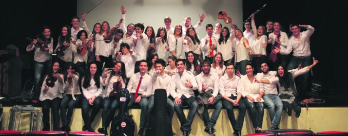 Integrantes de la orquesta interactuando con el público/ JOECOM