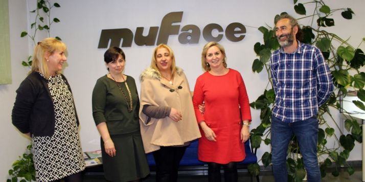 La subdelegada, (ctro.) con personal de la Mutualidad. /Subdelg.