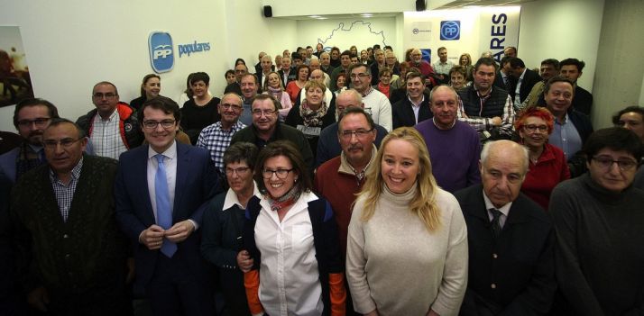 Alfonso Fernández, (con corbata, izda.) en la sede del PP soriano este lunes. /SN