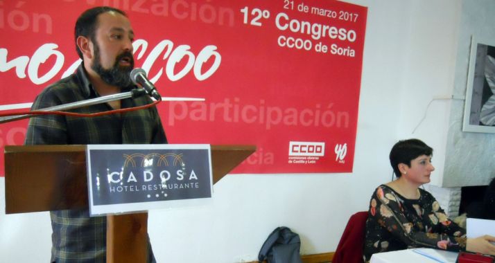 Javier Moreno, este martes, con la cesante Ana Romero. /SN