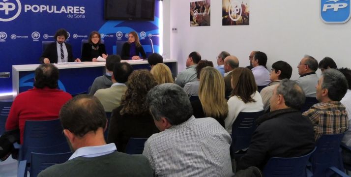 García, Angulo y Lucas con compromisarios del PP este lunes. 