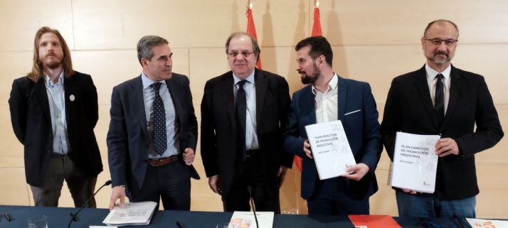 Fernández (izda.), San Vitorio, Herrera, Tudanca y Fuentes en la rúbrica del acuerdo. /Jta.