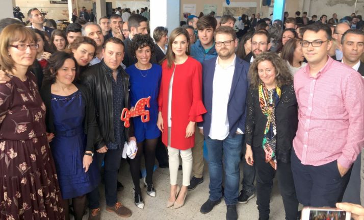 Doña Letizia, con profesores y alumnos./PF