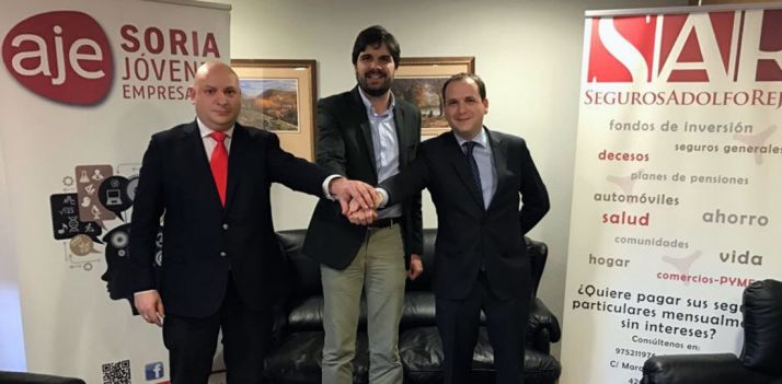 Los firmantes tras la rúbrica del convenio. /AJE