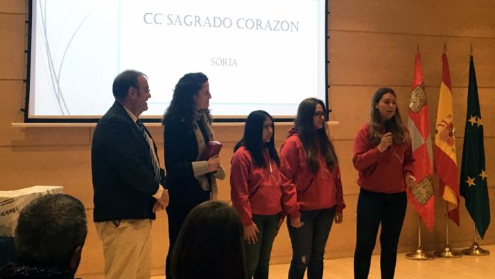 Las alumnas recogiendo el premio.