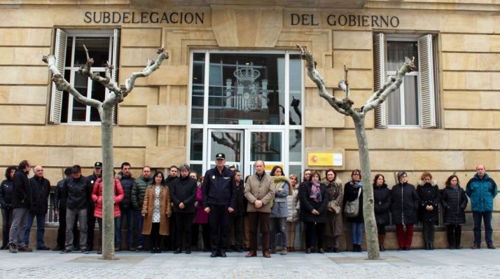 Minuto de silencio en la Subdelegación.