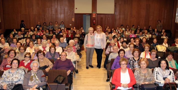 La subdelegada con la presidenta de la agrupación./Subdeleg.