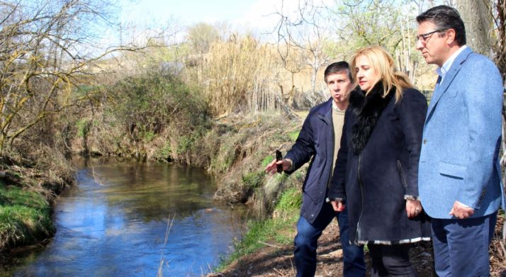 De Gregorio, entre Peregrina (dcha.) y Cruz. /S. del G.