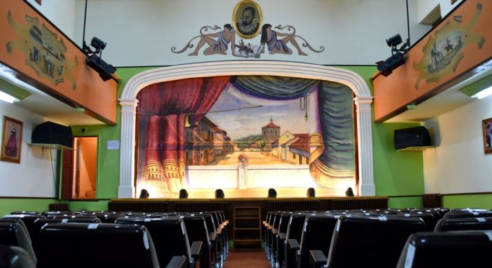 Imagen de la sala y el escenario. /Jta.