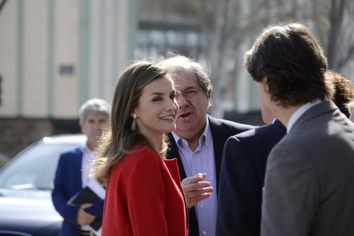 S. A. R. Doña Letizia saluda a Carlos Martínez y a Juan Vicente Herrera. /Patricia Lapresta