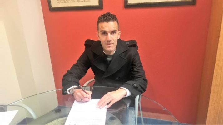 El capitán firmando el contrato. CDN