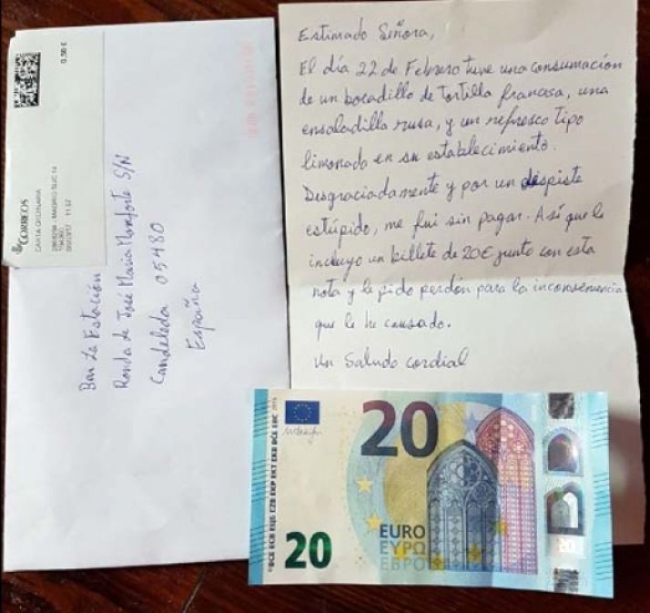 La carta y el billete enviados.