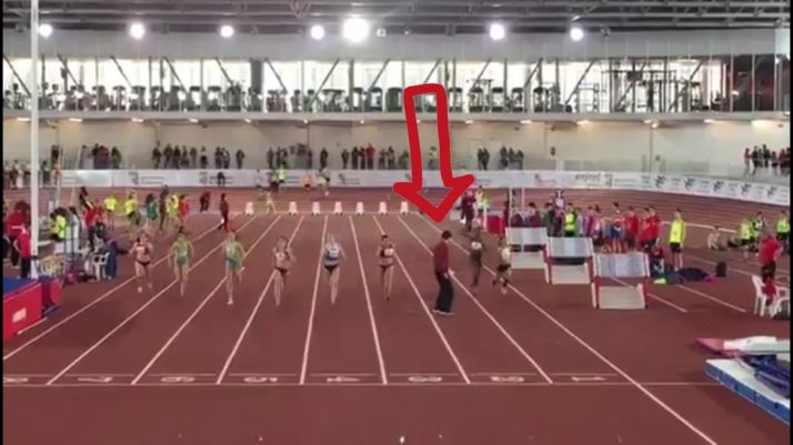 El juez en mitad de la pista a pocos metros de la meta.