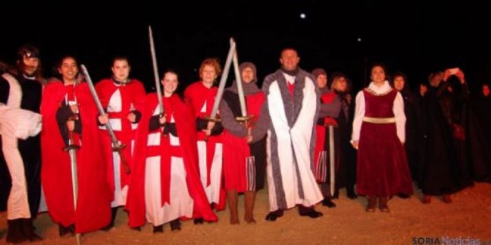 Participantes en la quema del castillo. /Archivo.