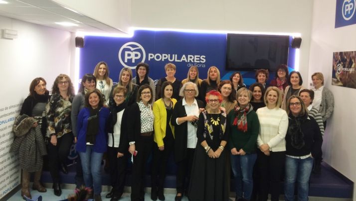 Foto de familia del foro sobre la mujer/ PP