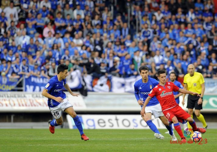 Los aficionados del Real Oviedo llenan la grada visitante en Los Pajaritos. LFP