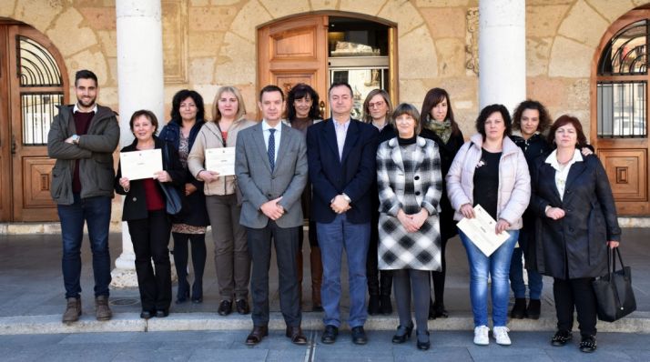 Alcalde y representantes del Ecyl con las alumnas.