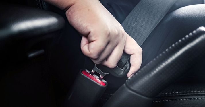 El cinturón de seguridad es obligatorio.