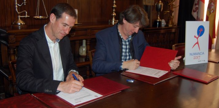 Del Castillo y Martínez (dcha.) en la firma. /Ayto.