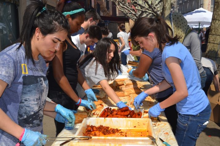 Operacion Bocata 2017 en la plaza de Herradores. /SN