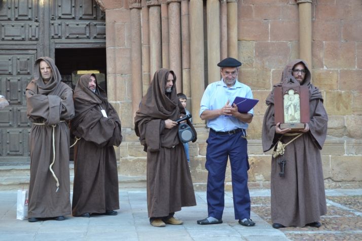 Parada de La Saturiada ante la iglesia Santo Domingo. /SN