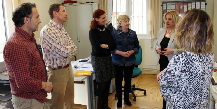 La subdelegada (dcha.) en la visita a la Delegación de Hacienda./SdG