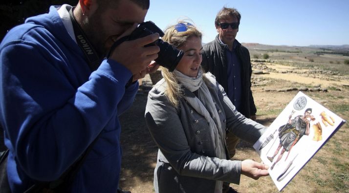La alcaldesa de Garray muestra una de las ilustraciones de la publicación. /SN
