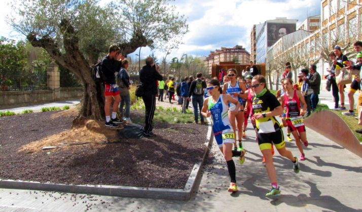 Jovenes de duatlón en la capital./FTCyL