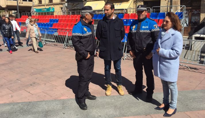Los concejales Lourdes Andrés y Ángel Hernández con agentes de la Policía Municipal. /Ayto.