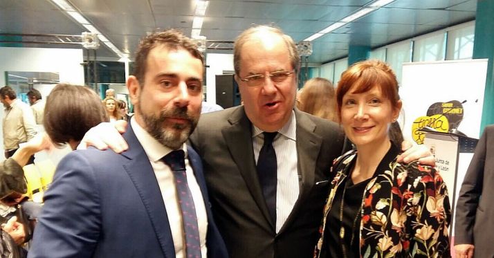 Rodrigo Gonzalo y Natalia Carramiñana de Malvasía con Herrera.