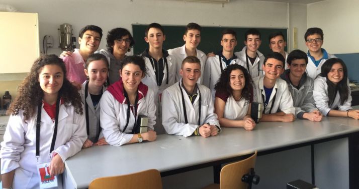 Alumnos de IES en el laboratorio.