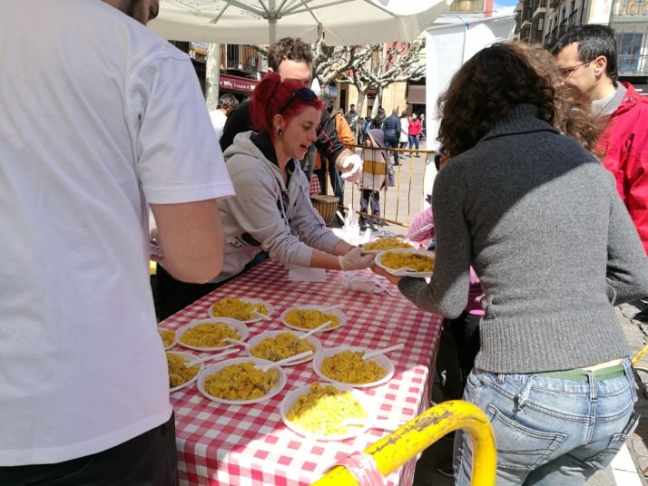 Paella solidaria en la Plaza Herradores/ SN
