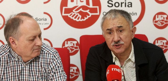 Álvarez (dcha.) en la sede de UGT junto con Temprano. /SN