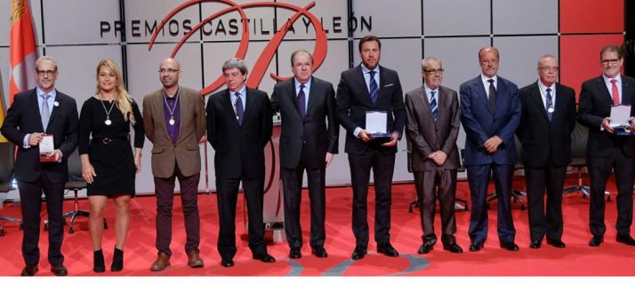 Foto de familia de los galardonados este viernes. /Jta.