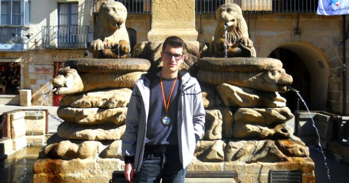 Rodrigo Ortega Izquierdo, con su medalla en la plaza Mayor. /SN