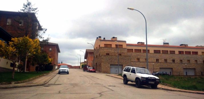 Una calle de San Pedro Manrique bajo un cielo cubierto este miércoles. /SN