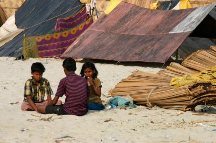 Unos niños en un campo de refugiados. 
