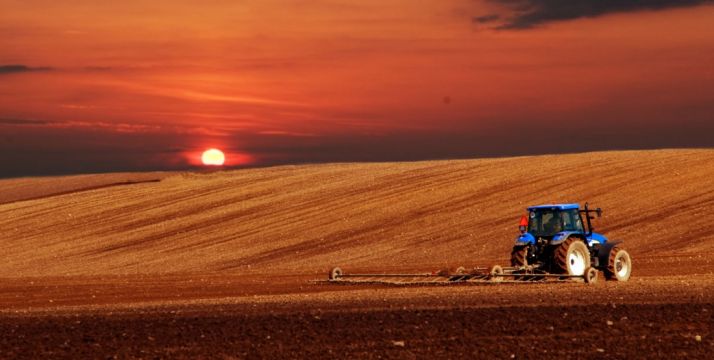 Un tractor en labores agrarias en una temporada anterior. 