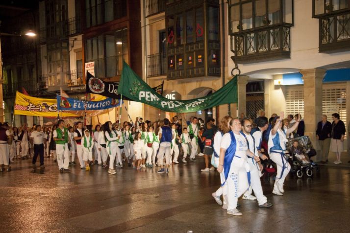 Las peñas sanjuaneras el pasado Lunes de Bailas. SN