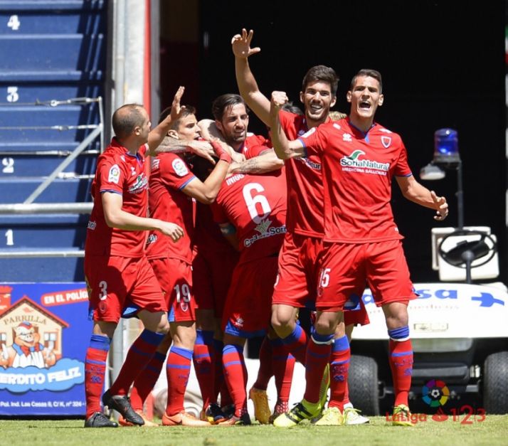 Los jugadores rojillos celebran el gol del empate.