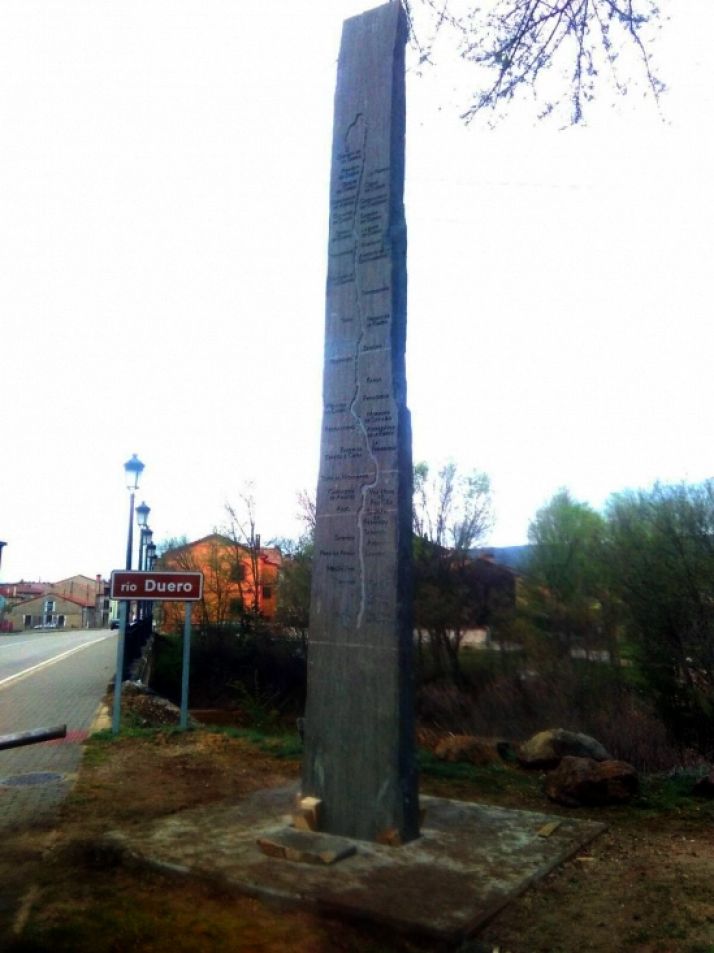 El monolito junto al Duero.