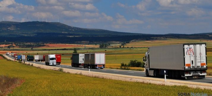 Imagen de la N-122 con la sierra del Madero al fondo./SN