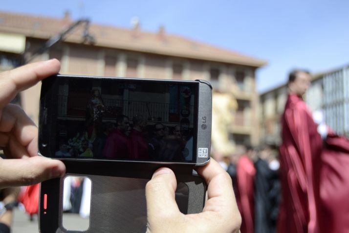 Un espectador capta la Procesión del Encuentro. P.L.