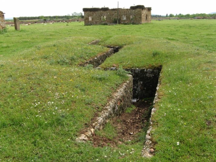 Trincheras junto a los edificios del aeródromo de Garray. ASDEN