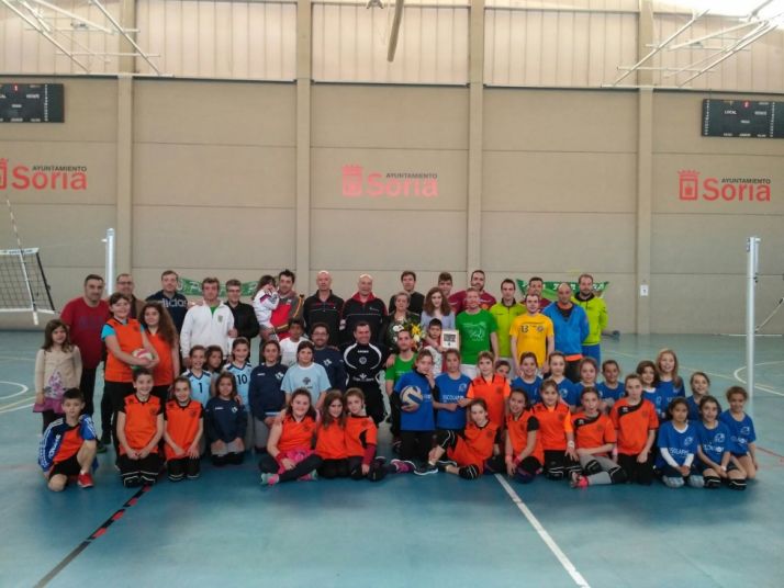 Participantes a las 12 horas de mini-voley.