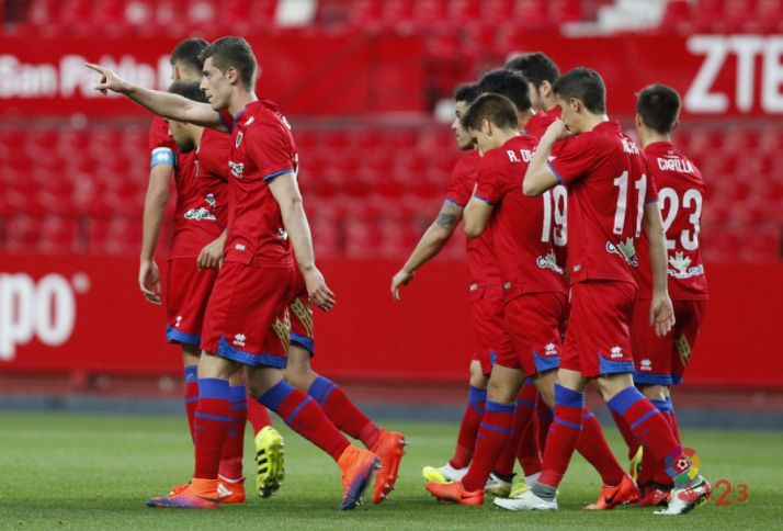 Los jugadores rojillos celebran el gol de Jairo.