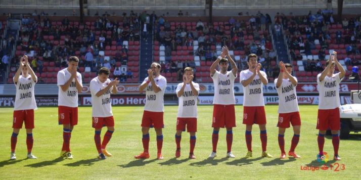 Los jugadores del Numancia con camisetas de apoyo a Jairo en el último partido.