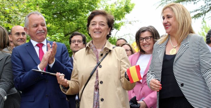 Esperanza Orellana, del MAPAMA, abre la edición de la feria de Almazán junto al alcalde y la subdelegada del Gobierno. 