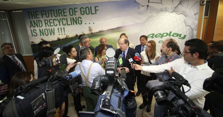 Una imagen de la visita de Herrera al polígono olvegueño. /SN